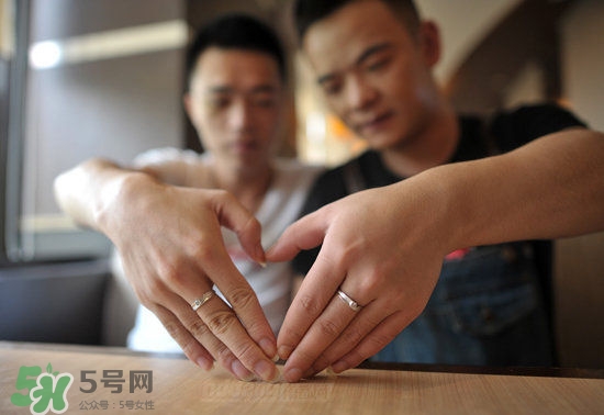 為什么同性戀都是帥哥？為什么同性戀容易的艾滋病呢