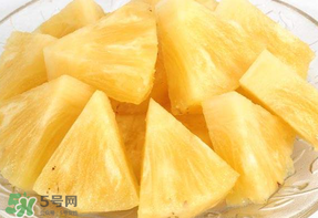 菠蘿削皮可以直接吃嗎？菠蘿削皮直接吃有毒嗎？