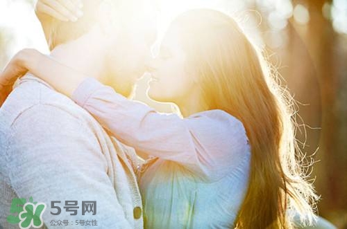 男人接吻時在想什么？男人接吻為什么伸舌頭
