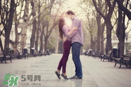 男人接吻時在想什么？男人接吻為什么伸舌頭