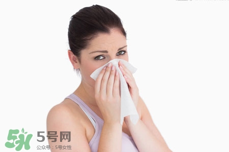 打噴嚏是風(fēng)寒還是風(fēng)熱？風(fēng)熱感冒會(huì)打噴嚏嗎？