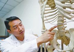 骨質(zhì)疏松會出現(xiàn)背痛嗎？骨質(zhì)疏松會引起后背疼嗎？