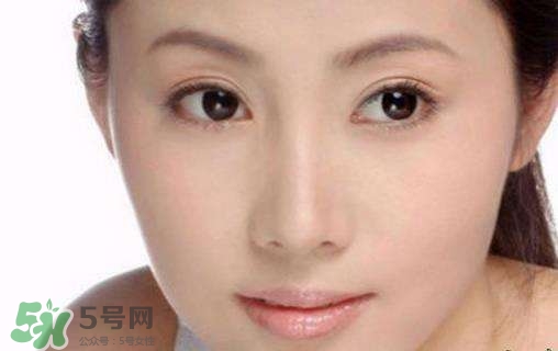 鼻子上擠出來(lái)的白色東西是什么？鼻子上的白色顆粒是什么？