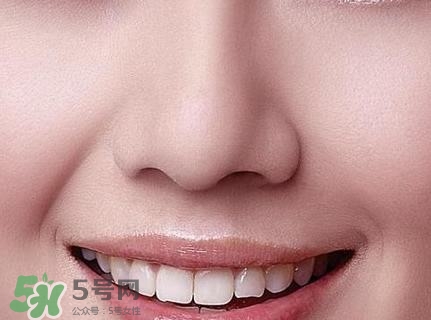 鼻子上擠出來(lái)的白色東西是什么？鼻子上的白色顆粒是什么？
