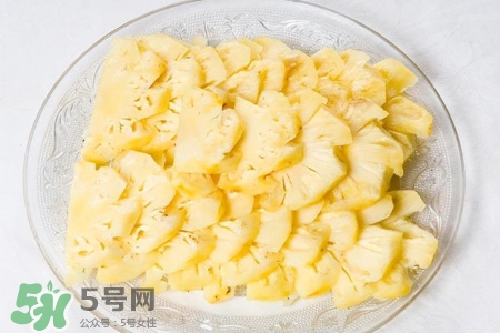 口腔潰瘍能吃菠蘿嗎？吃菠蘿會(huì)導(dǎo)致口腔潰瘍嗎？
