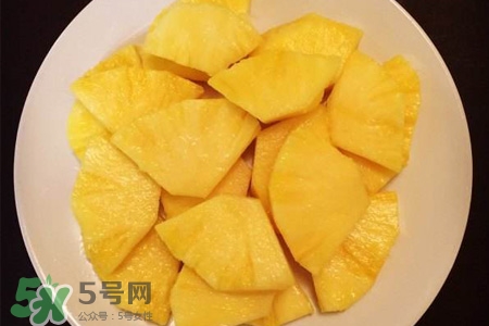 口腔潰瘍能吃菠蘿嗎？吃菠蘿會(huì)導(dǎo)致口腔潰瘍嗎？
