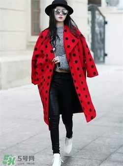 紅色衣服配什么顏色褲子？紅色衣服配什么褲子好看？