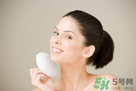 皮膚過(guò)敏能洗冷水澡嗎？過(guò)敏用冷水還是熱水洗澡？