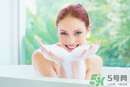 皮膚過(guò)敏能洗冷水澡嗎？過(guò)敏用冷水還是熱水洗澡？