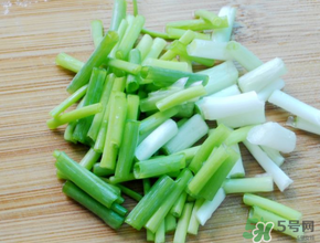 薺菜和蔥能一起吃嗎？薺菜餃子可以放蔥嗎？