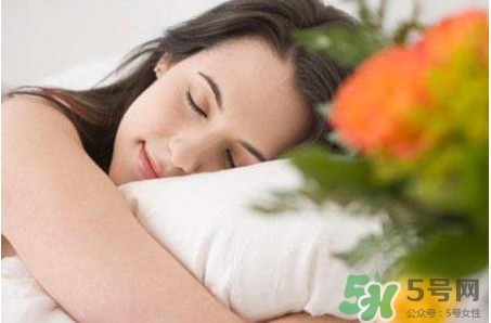 睡覺手腳發麻是怎么回事？睡覺手腳發麻是什么原因