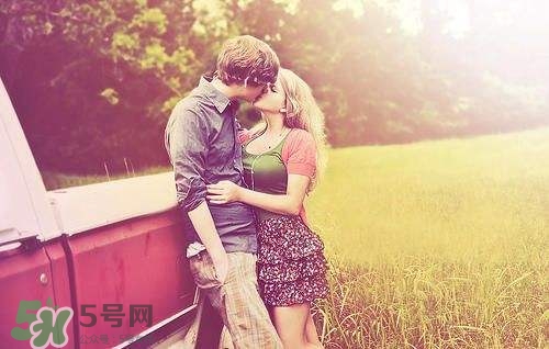 接吻時男生的手放哪里？接吻時男人的手摸哪里暴露性格