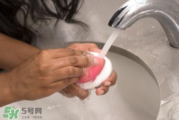 美妝蛋可以用香皂洗嗎？美妝蛋可以用肥皂洗嗎？