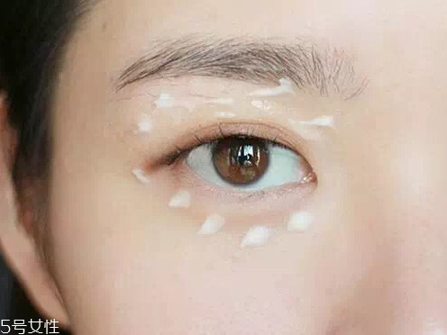 眼周皮膚怎么保養 眼周皮膚用什么護膚品