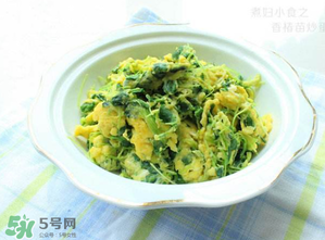 香椿炒雞蛋不能和什么同吃？香椿炒雞蛋什么人不能吃？