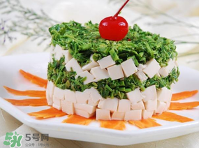 香椿拌豆腐怎么做好吃？香椿拌豆腐放什么油？