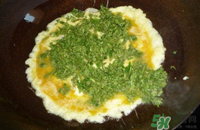 發燒能吃香椿炒雞蛋嗎？發燒可以吃香椿炒雞蛋嗎？