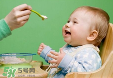 四個月的寶寶可以喝果汁嗎？寶寶四個月能喝果汁嗎？