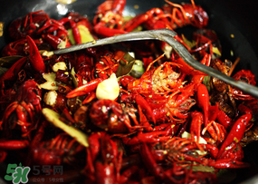 月經(jīng)可以吃油燜大蝦嗎？經(jīng)期能吃油燜大蝦嗎？