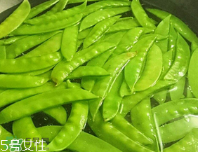 ?炒荷蘭豆要焯水嗎？荷蘭豆不焯水能吃嗎？