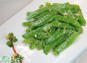 ?炒荷蘭豆要焯水嗎？荷蘭豆不焯水能吃嗎？
