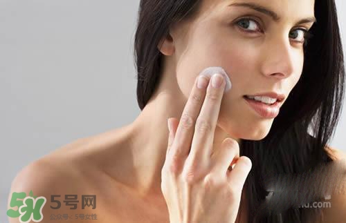 先用磨砂膏還是先用洗面奶？磨砂膏和洗面奶哪個(gè)先用？