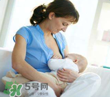 我的奶水發(fā)黃是怎么回事？ 哺乳期奶水發(fā)黃還可以喂奶嗎？