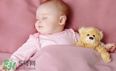 如何判斷新生兒已經吃飽？新生兒吃飽了有什么表現？