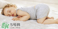 小孩開著燈睡覺好嗎？寶寶睡覺開著燈對身體有危害嗎？
