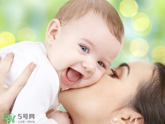 哺乳期媽媽用護膚品對寶寶有影響嗎？哺乳期能不能用護膚品？