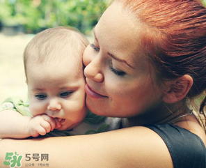 哺乳期媽媽用護膚品對寶寶有影響嗎？哺乳期能不能用護膚品？
