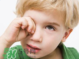 寶寶總是拿手揉眼睛是怎么了？寶寶眼睛癢怎么處理？