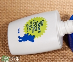 近江兄弟防曬霜紅色藍色哪個好？近江兄弟小熊防曬霜紅色藍色對比