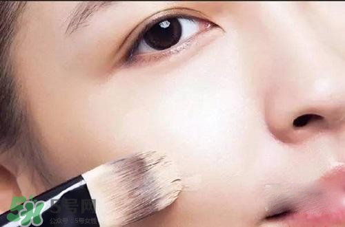 粉底液可以涂在眼部嗎？粉底液涂在眼部有什么危害？