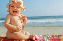 夏日海邊寶寶游泳怎么防曬？海邊親子游泳防曬注意事項