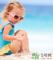 夏日海邊寶寶游泳怎么防曬？海邊親子游泳防曬注意事項