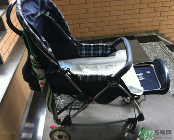 好孩子?jì)雰很囋趺捶牌剑亢煤⒆計(jì)雰很嚾绾握{(diào)節(jié)放平？