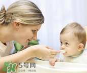 嬰兒吃魚肝油能打預(yù)防針嗎？嬰兒吃魚肝油影不影響打預(yù)防針？
