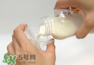 開水沖奶粉會破壞營養(yǎng)嗎？什么水溫沖奶粉好？