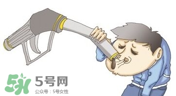 把自己關在冰柜聞汽油 直到遺體腐爛才被發現