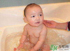 夏天嬰兒洗澡水溫多少度合適？夏天嬰兒洗澡水溫需要多少度？