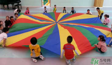 餃子在幼兒園玩的游戲叫什么？彩虹傘的捕魚游戲怎么玩？