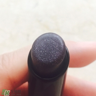 嬌蘭小黑裙007顯色嗎？嬌蘭小黑裙007適合唇色淺的嗎？