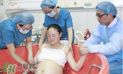 水中分娩是怎樣的？水中分娩與傳統分娩的區別有哪些？