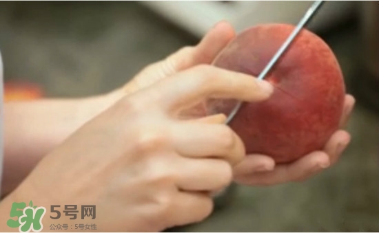吃桃子要不要削皮？吃桃子的去皮方法