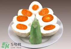 咸鴨蛋放久了還能吃嗎？咸鴨蛋放臭了還能吃嗎？