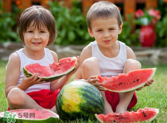 寶寶發(fā)燒時能吃西瓜嗎？寶寶咳嗽能不能吃西瓜？