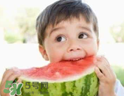 寶寶發(fā)燒時能吃西瓜嗎？寶寶咳嗽能不能吃西瓜？
