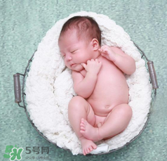 嬰兒吃藥后多久可以吃奶？嬰兒吃藥后多久可以喝奶粉？