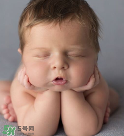 嬰兒吃藥后多久可以吃奶？嬰兒吃藥后多久可以喝奶粉？